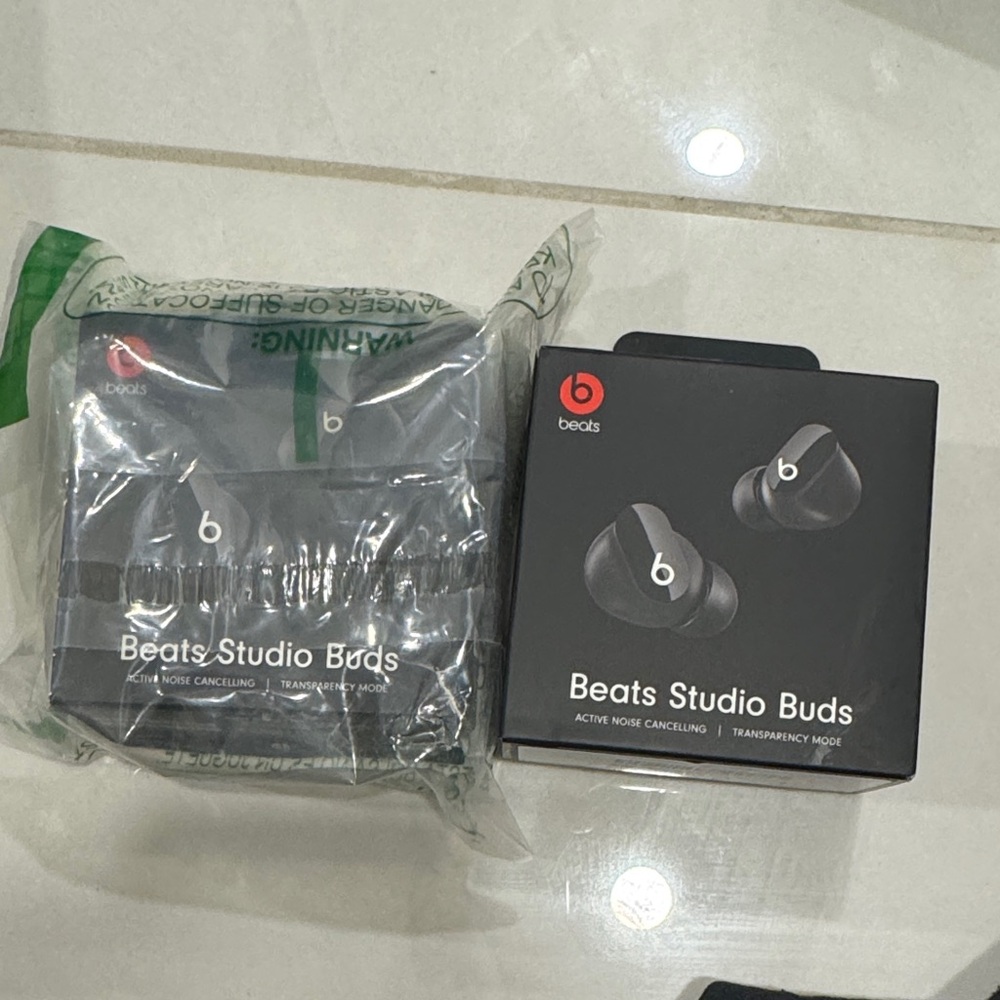 Beats Studio Buds in Black